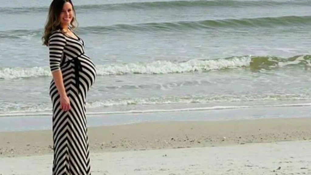 Far tog billede af højgravid kone på stranden, men pludseligt dukkede der noget uventet op i baggrunden