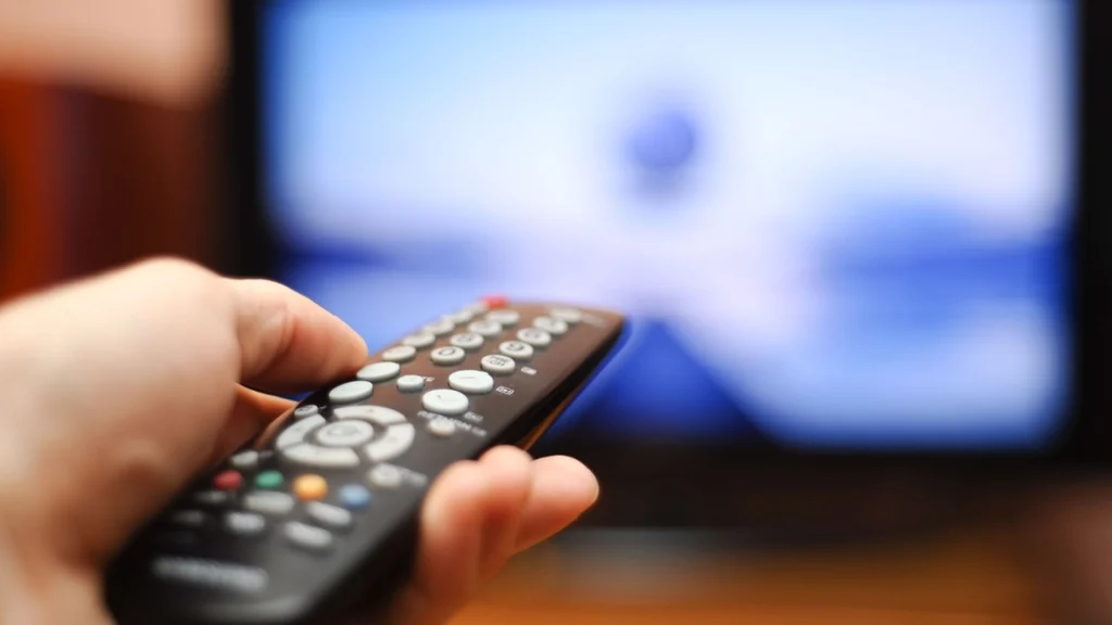 Fjernsyn: Denne hemmelige knap på fjernbetjeningen kan reducere din elregning med 50%