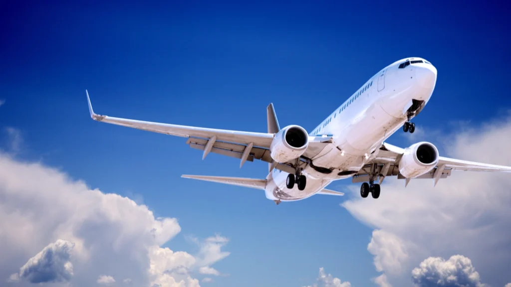 Kvinde nægtet adgang på fly på grund af hendes påklædning: Nu får det store konsekvenser
