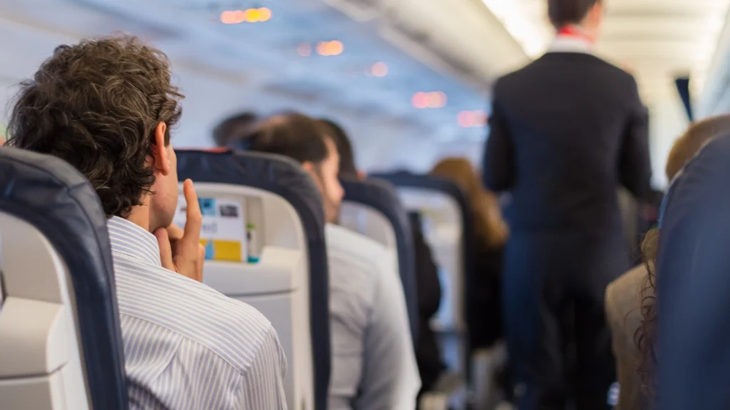 Mand starter heftig debat: Klagede over at blive nedgraderet på fly, så mor kunne sidde med sit barn