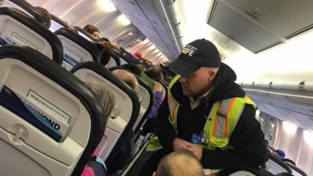 Fly var forsinket med 45 minutter – men se så kvindens dokumentation af den chokerede årsag