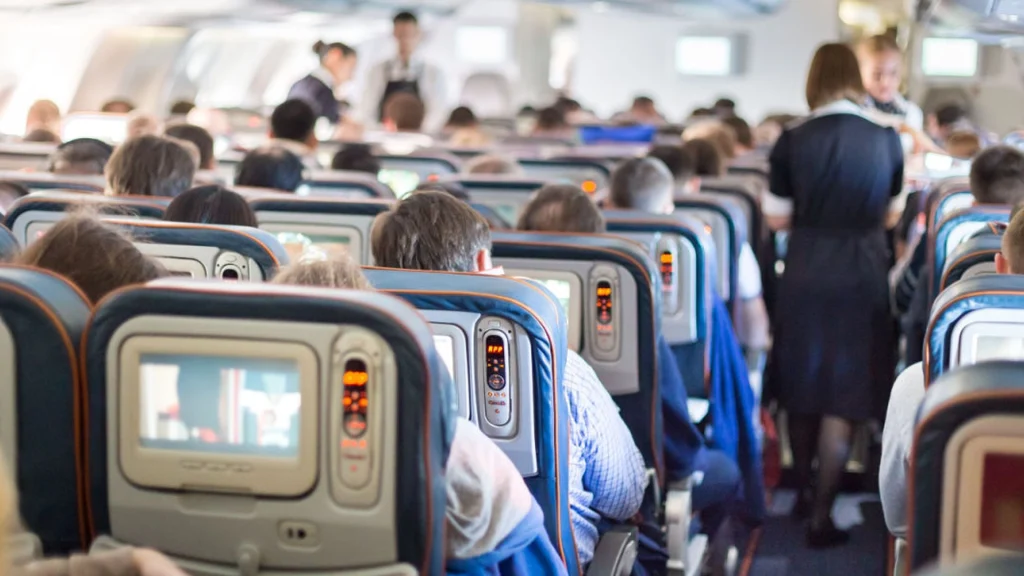 Derfor bør du aldrig drikke uddelt vand på et fly – ikke engang varme drikkevarer