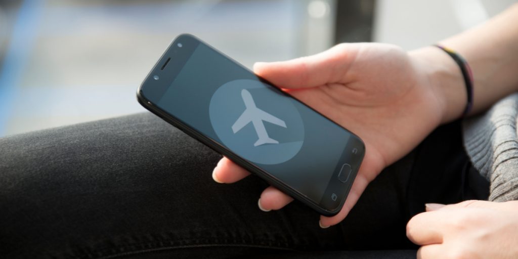 Ikke som du tror: Derfor skal din telefon være på flytilstand under flyvning