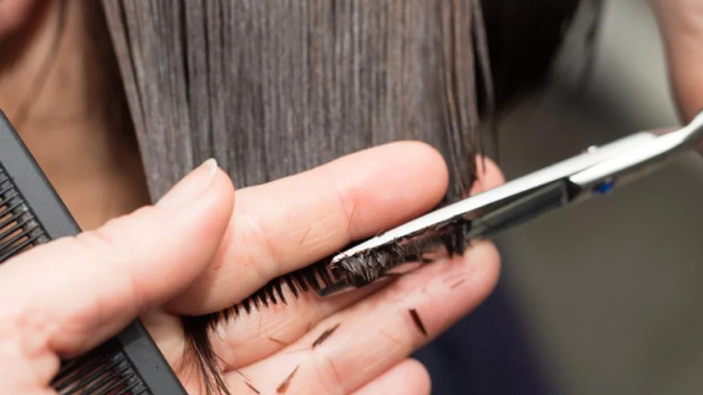 At få klippet håret i tavshed er den nye trend