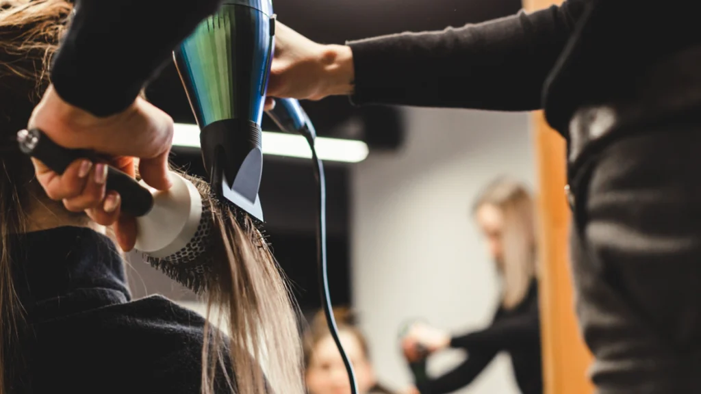 Frisør nægtede at klippe kundens hår: Dette er hendes begrundelse