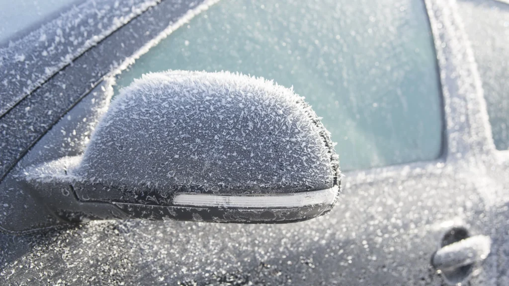 Chokerende få danskere kender det: Smart trick fjerner hurtigt frost fra bilruden
