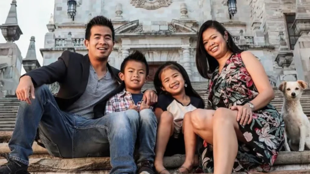 Familien tog et feriefoto: Da de ser det igen, får én detalje dem til at gispe