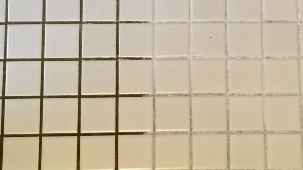 Derfor bliver dine fuger på badeværelset sorte – og sådan fikser du det