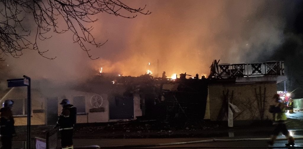 Stor brand i dansk landsby: 10 personer blev evakueret