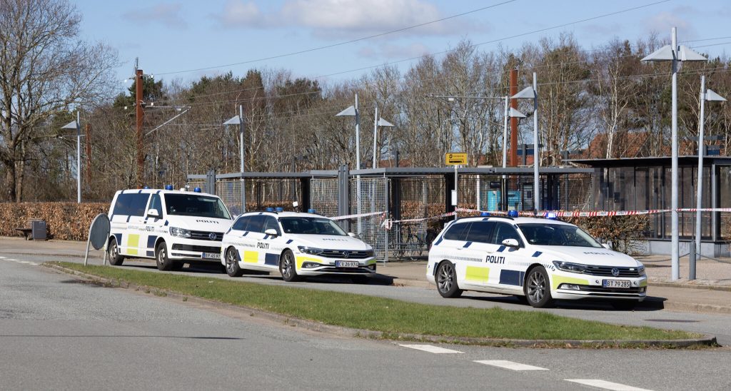 Togene holder stille efter personpåkørsel