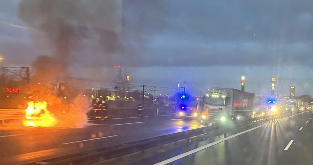 Bil i brand på motorvej: Spor spærret
