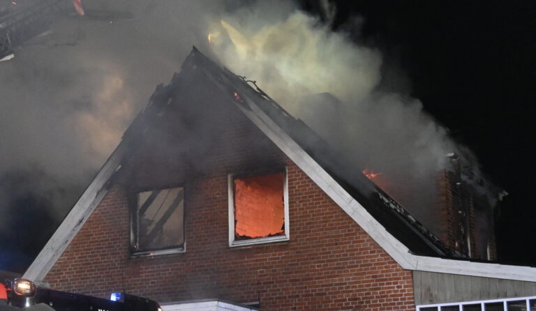 Voldsom villabrand: Brandvæsenet er massivt til stede