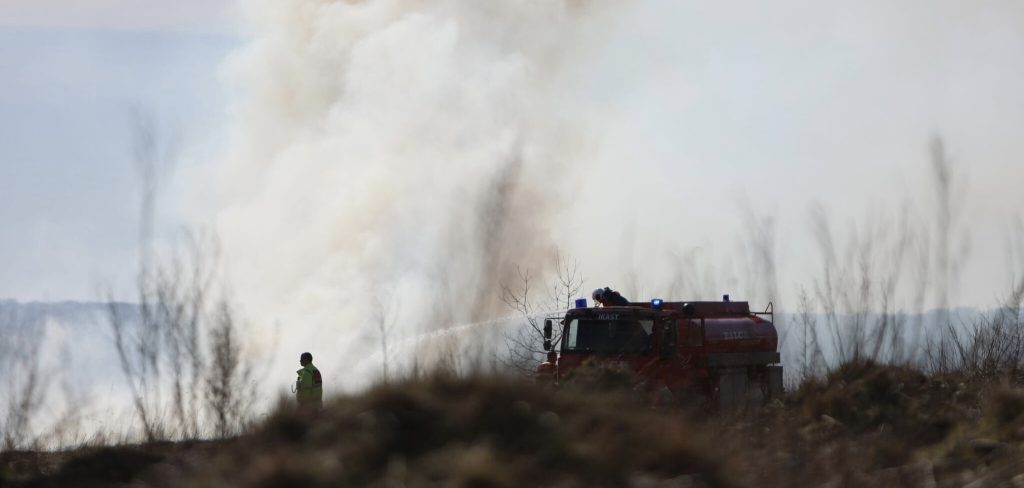 Kæmper mod tykke røgskyer fra naturbrand