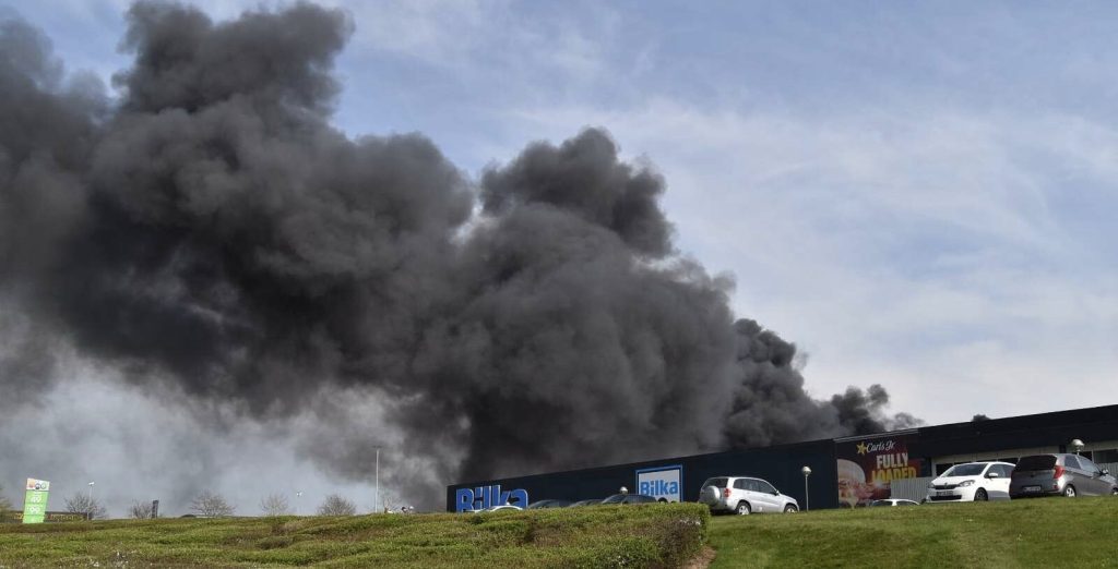Brand i industribygning nær Bilka og T. Hansen: ‘Søg væk’
