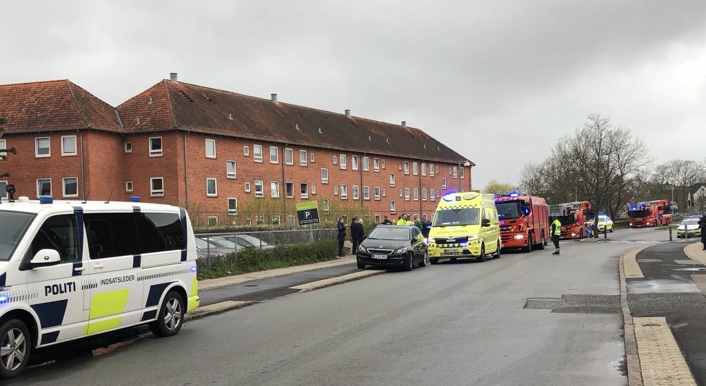 Brand i lejlighed: Tre personer kørt på hospitalet