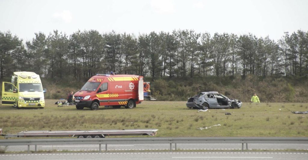 Voldsom ulykke på motorvej: Bil snurrer rundt flere gang
