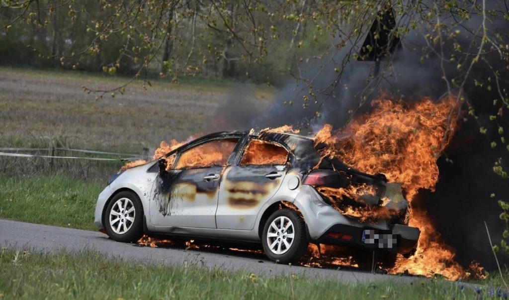 Bil gik op i flammer: ‘Kunne ses fra flere meters afstand’