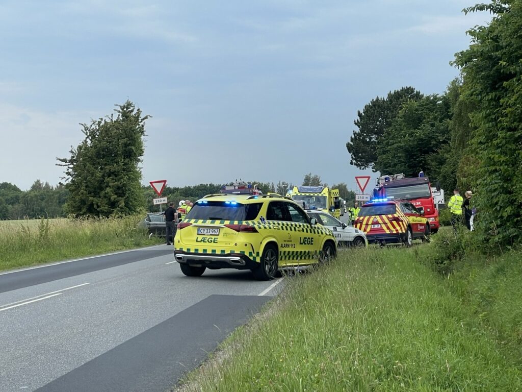 Voldsom ulykke spærrer vej