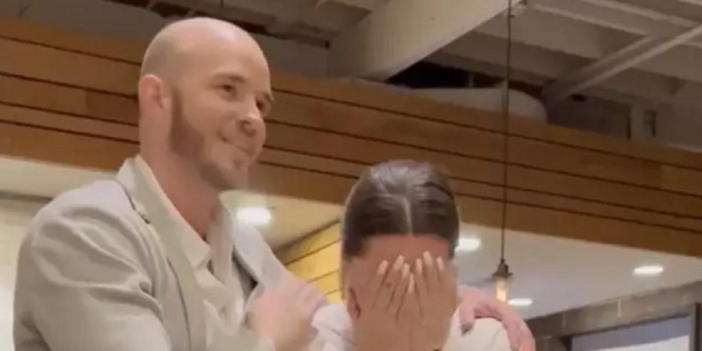 Generøse kunder gav store drikkepenge til tjener: Kort efter blev hun fyret