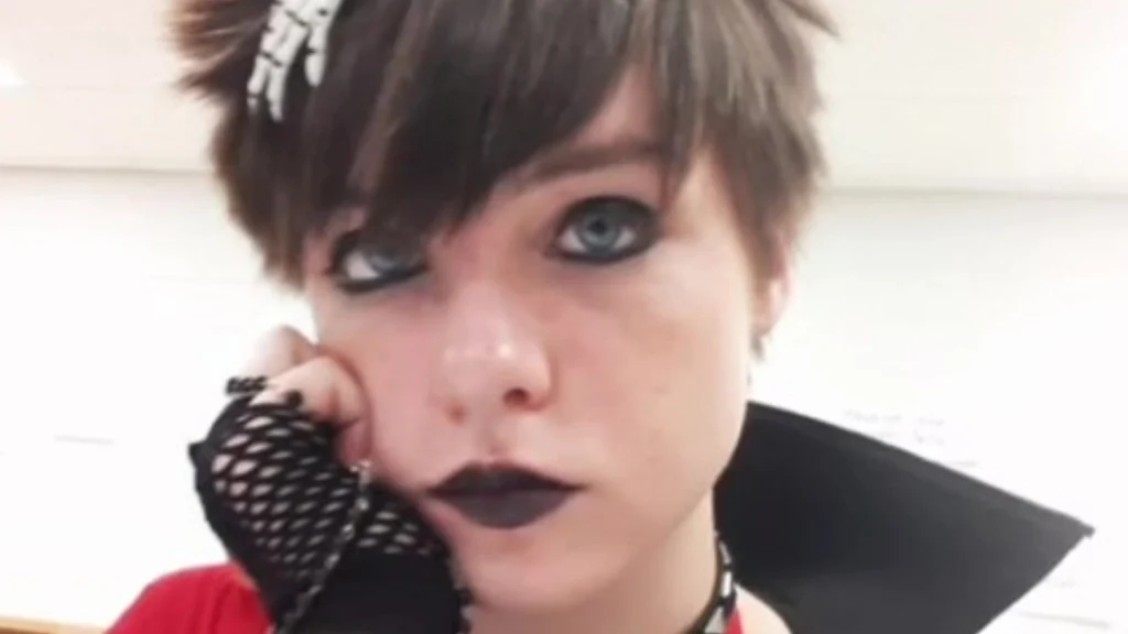Ung kvinde droppede sin ‘goth-stil’: Nu er hun fuldstændig uigenkendelig