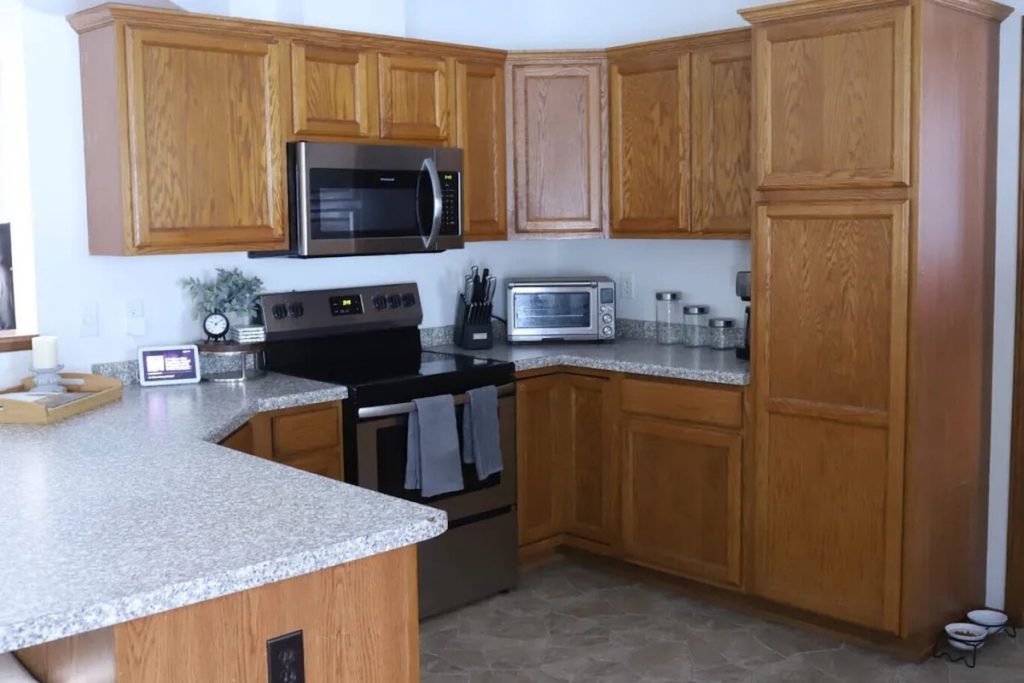 Fra gammeldags til moderne køkken: Sådan blev denne imponerende forvandling udført uden byggeri og næsten uden budget