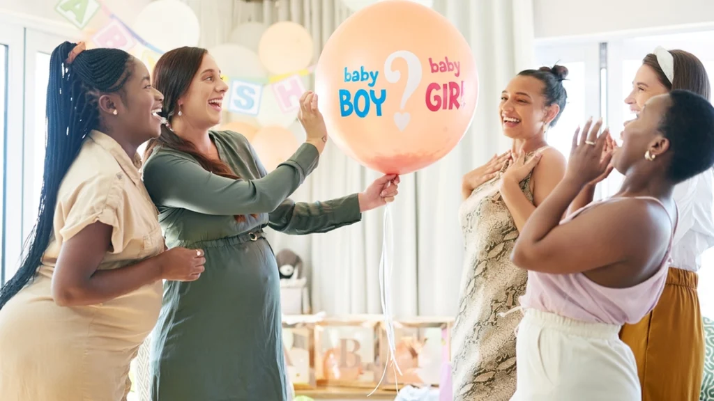 Kommende mor afslørede babys køn til fest: Hvad der gemte sig i ballonen skabte totalt kaos
