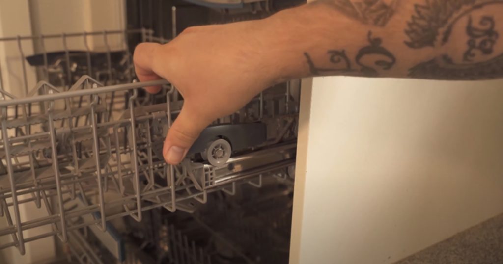 Mange oplever vådt service ved åbning af opvaskemaskinen: Løsningen er lige for øjnene af os