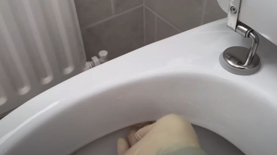 Han placerer dette op under toiletkanten og venter 30 minutter: Du taber kæben, når du ser resultatet