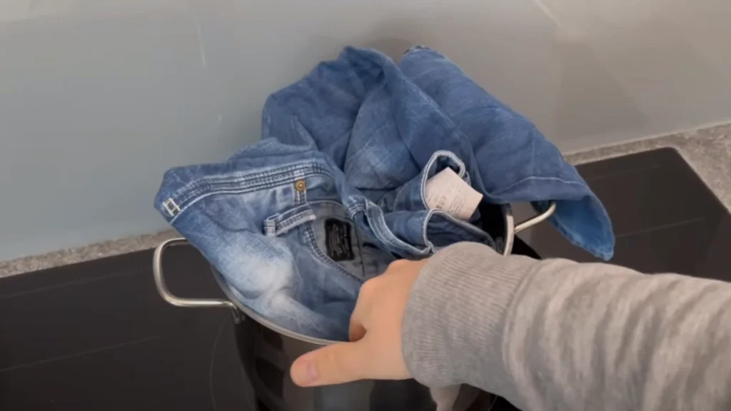 Han koger sine jeans i 10 minutter: Se så resultatet