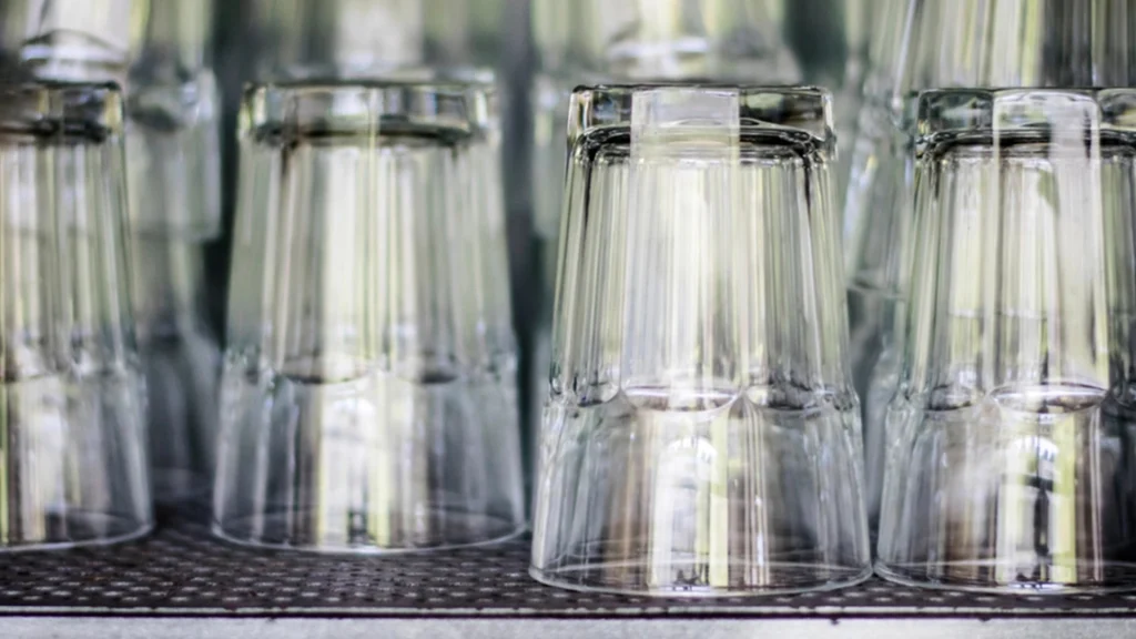 Derfor skal du aldrig vende dine glas på hovedet i skabet