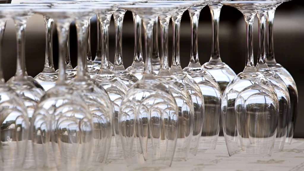 De færreste er ikke klar over dette: Du bør aldrig opbevare dine glas med bunden vendt opad