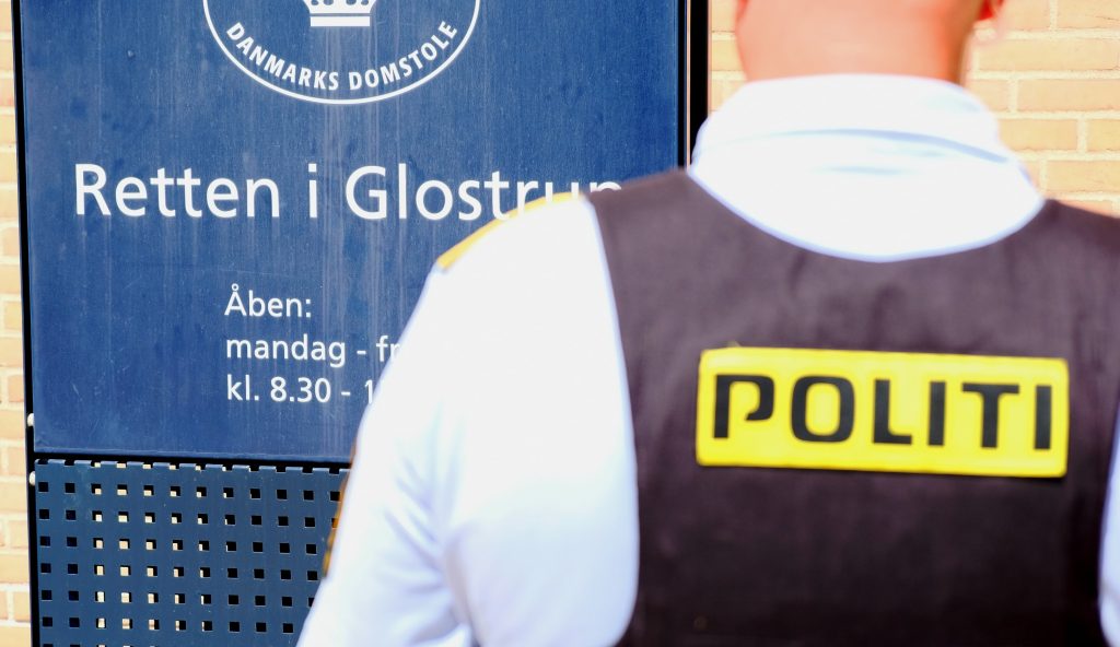 Ild i flere biler på villavej