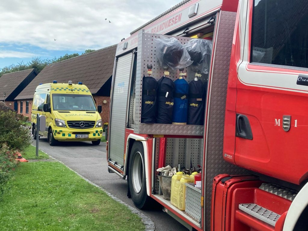 Dreng fastklemt i gynge