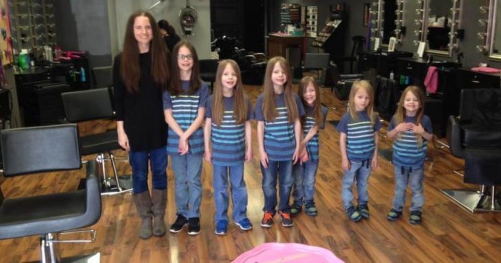Hendes 6 sønner blev drillet med deres lange hår: Går til frisøren og afslører den hjerteskærende årsag