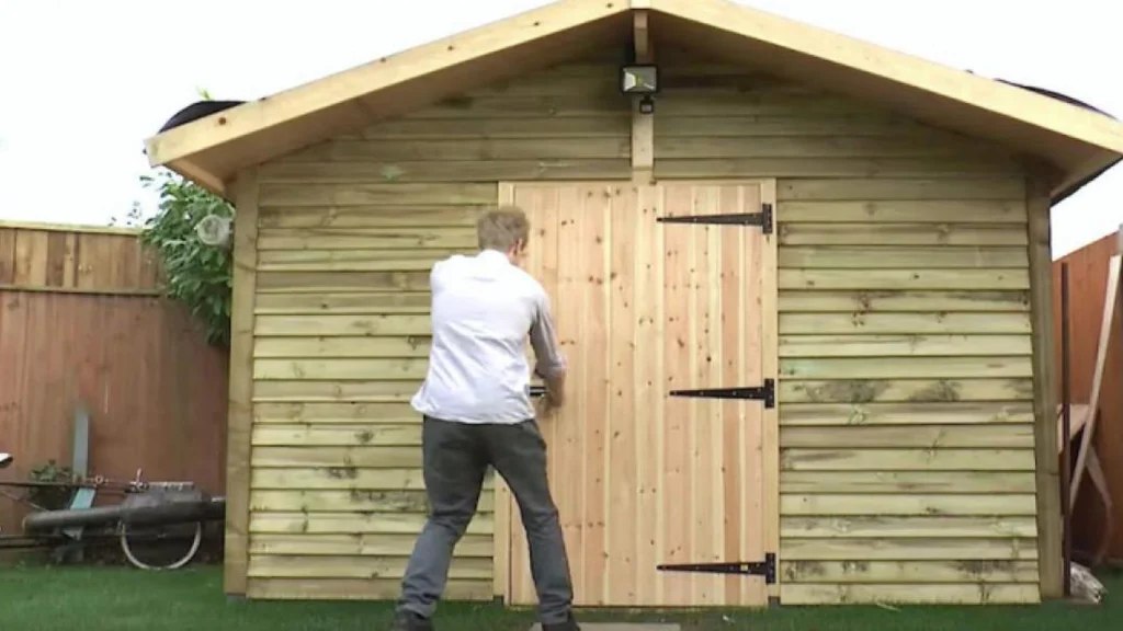 På overfladen ligner det et helt sædvanligt haveskur, men vent til han åbner døren