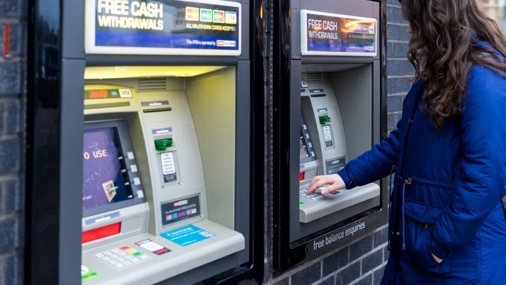Pengeautomat gav alle dobbelt så mange sedler: En lang kø dannede sig hurtigt foran den