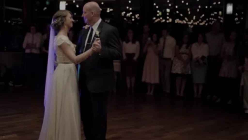 Han danser rundt på dansegulvet med sin datter på hendes bryllupsdag: Pludselig bryder gæsterne ud i skrig