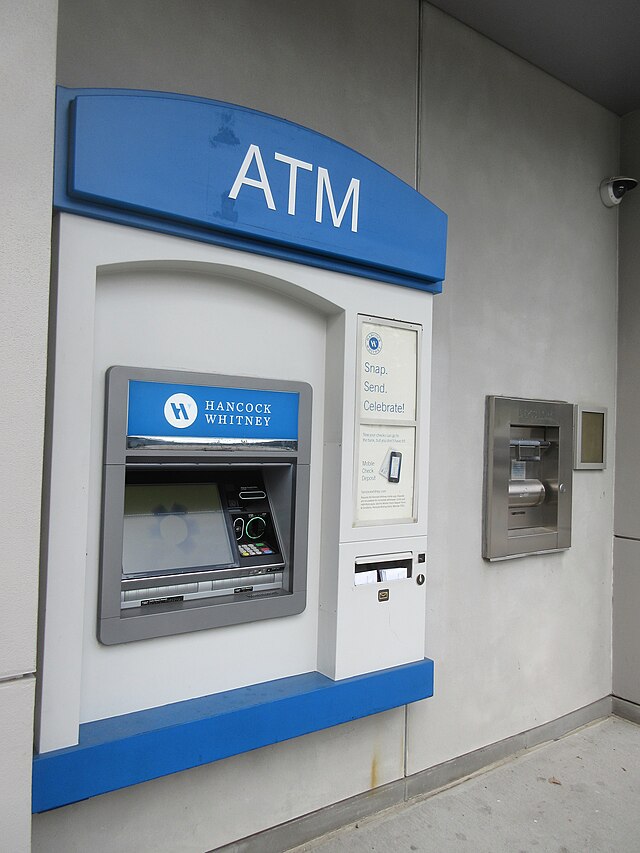 Hvad skal du gøre, hvis hæveautomaten tager dit kort? Få ved, at de bare skal trykke på denne knap