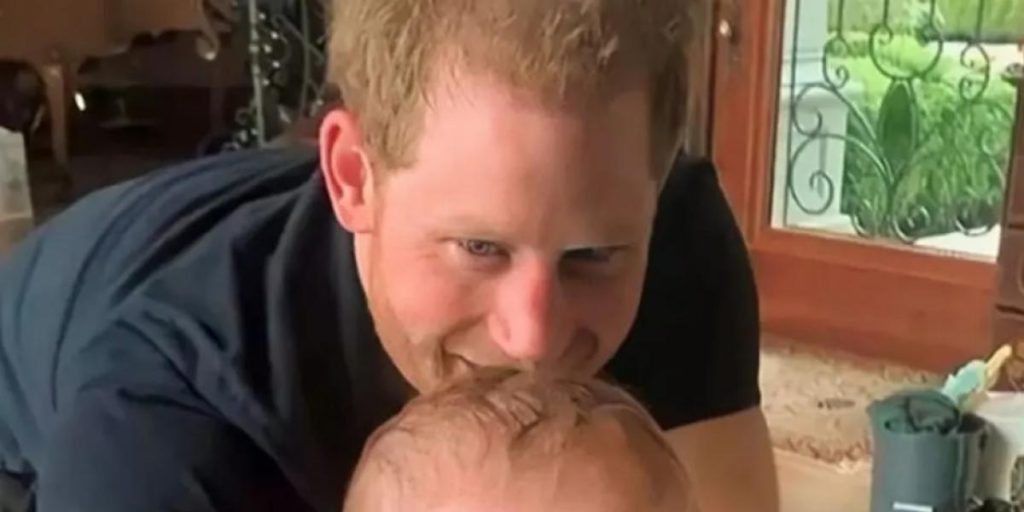 Hidtil uset billede af Archie: Ligner sin far prins Harry på en prik