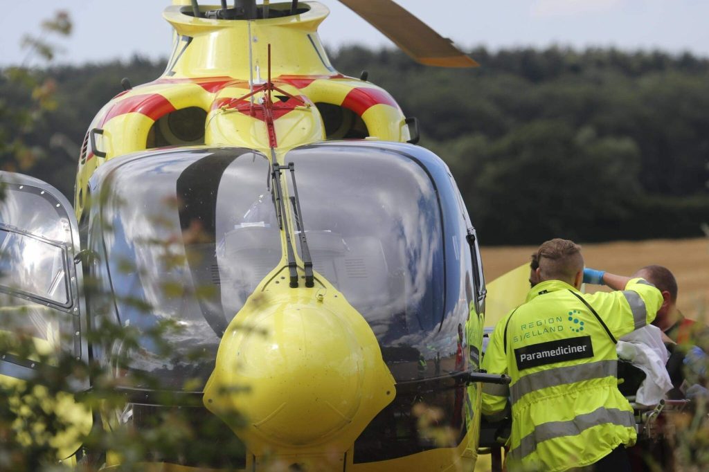 Biler smadrer sammen: Helikopter på vej!