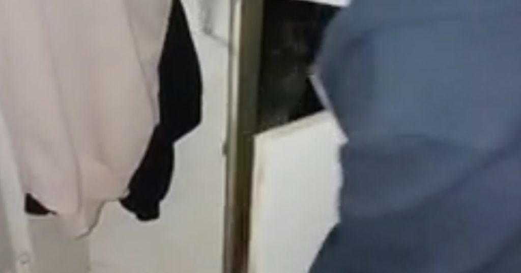 Søstre opdagede hemmeligt rum i deres skab: Blev skræmt for livet over, hvad de fandt