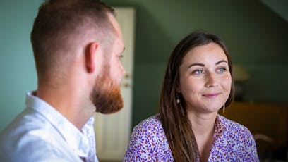 ”Holder vi et år”-deltager afslører: Det ser man ikke i programmet