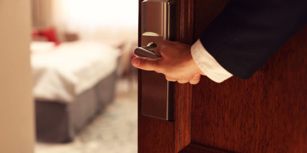 Undrede sig over mærkelig lugt på hotelværelset: Blev chokeret, da han kiggede under sengen