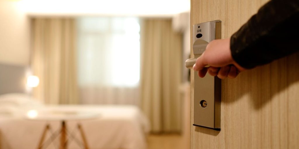 Hotelansat opfordrer gæster til at ‘slukke lyset’, når de går ind i værelserne