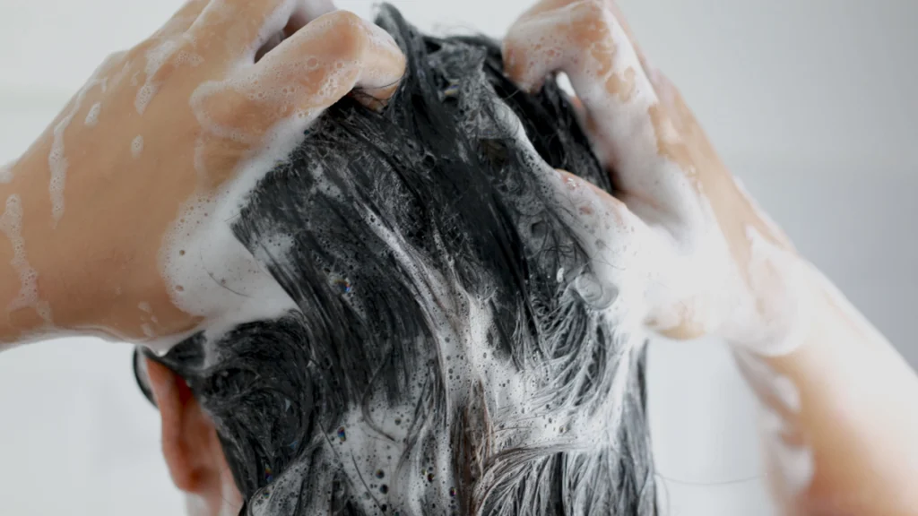 Ekspert afslører: Så lidt shampoo skal du faktisk bruge