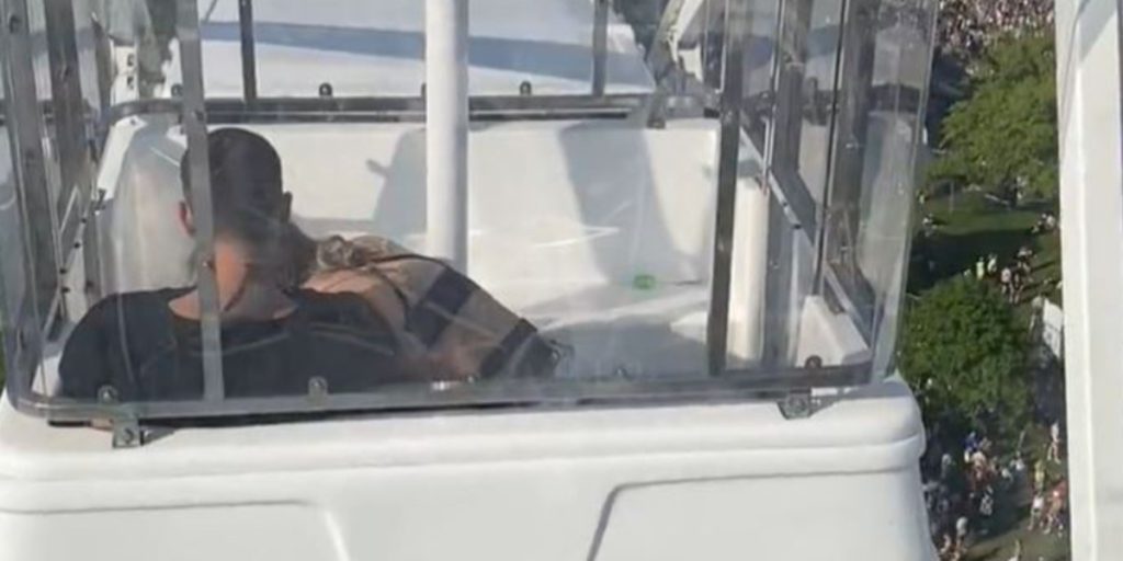Da en mand bemærker, hvad parret foran ham i pariserhjulet gør, filmer han det straks