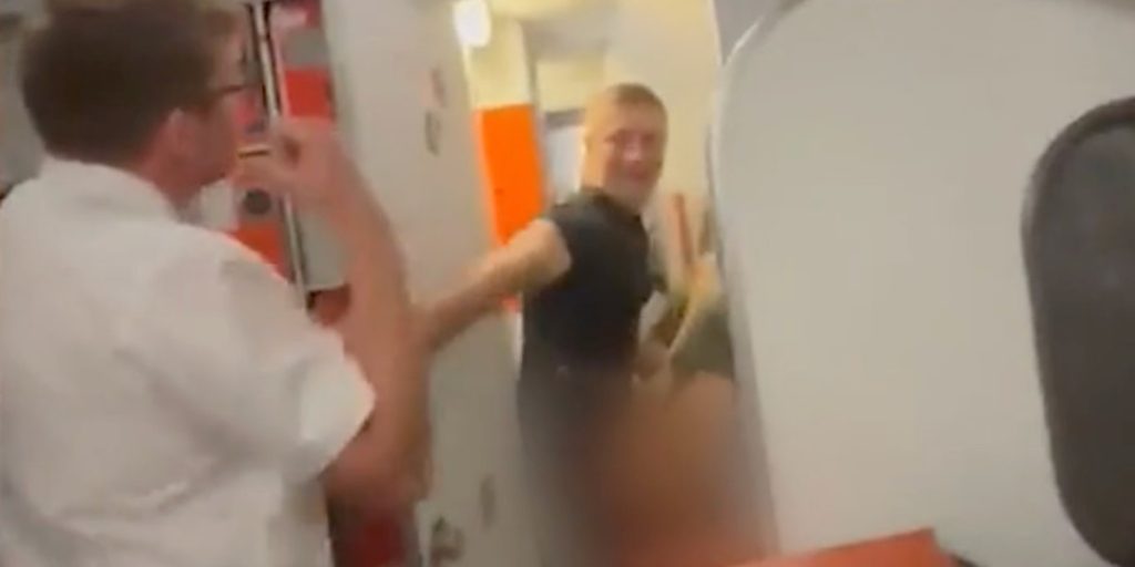 Elskende par skaber morskab på flyet under flyvning