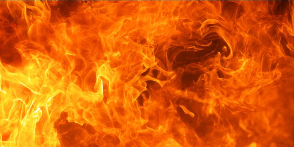 Person mister livet i brand