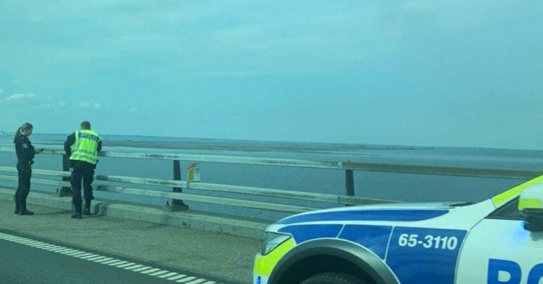 Bil efterladt på bro: Politiet frygter at ejeren er sprunget