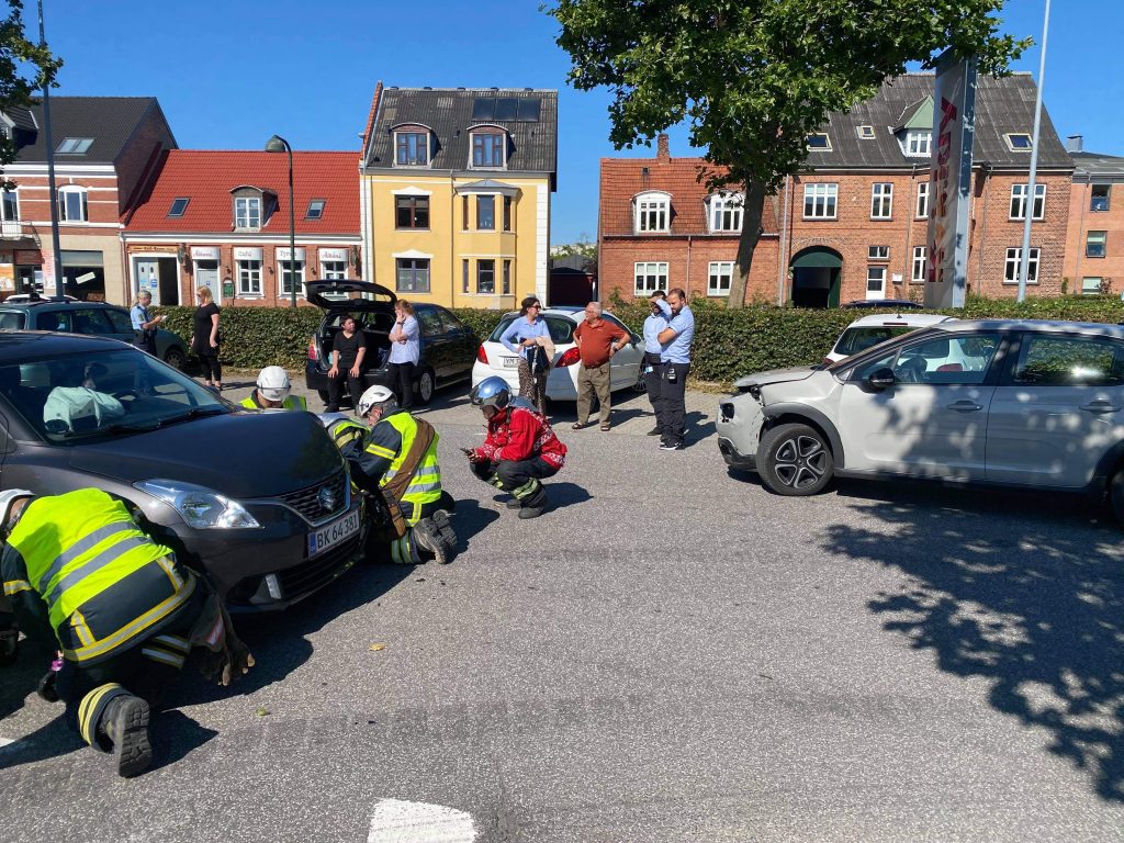 Voldsomt færdselsuheld med fastklemte